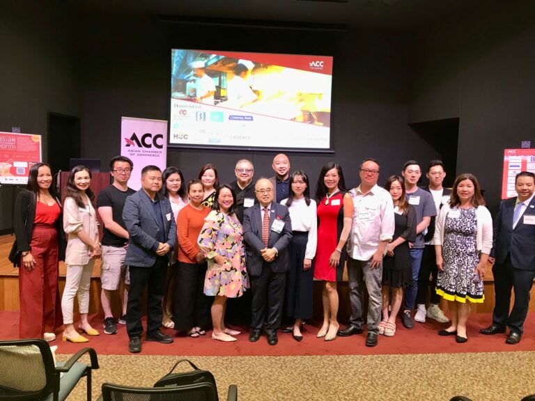 亞裔商會主席李雄（左八）及商會理事也是「亞洲餐廳月」主席Sydney Dao（左七）及工作人員、餐飲業者、社區志工合影。