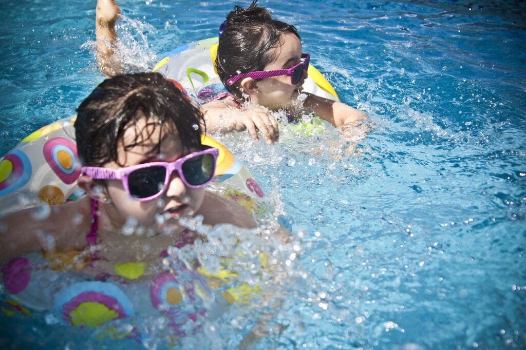 girls swimming splashing sisters 1284419