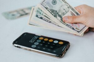 每百美元估值的物業稅率為$0.9869，比福遍獨立學區（FBISD）選民在2023年11月的選民批准稅率選舉中通過的$0.9892稅率降低了$0.0023。（圖片來源：Pexels）